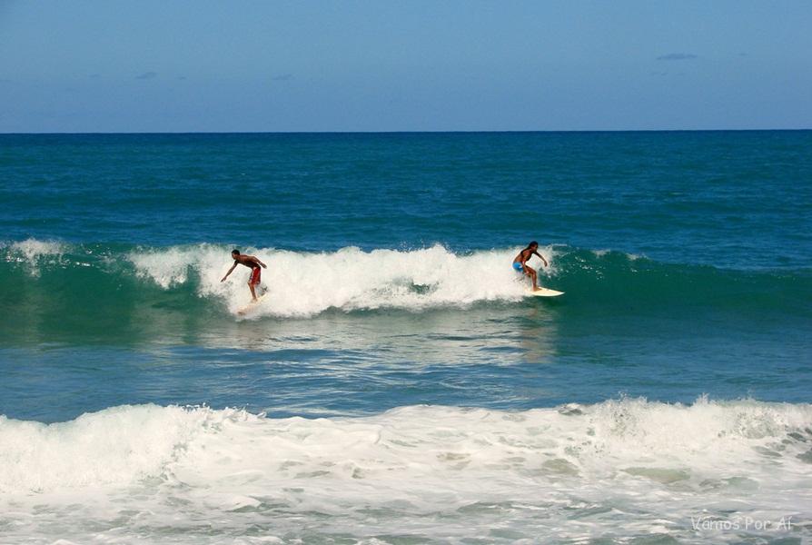 surfistas na Praia de Maracaípe