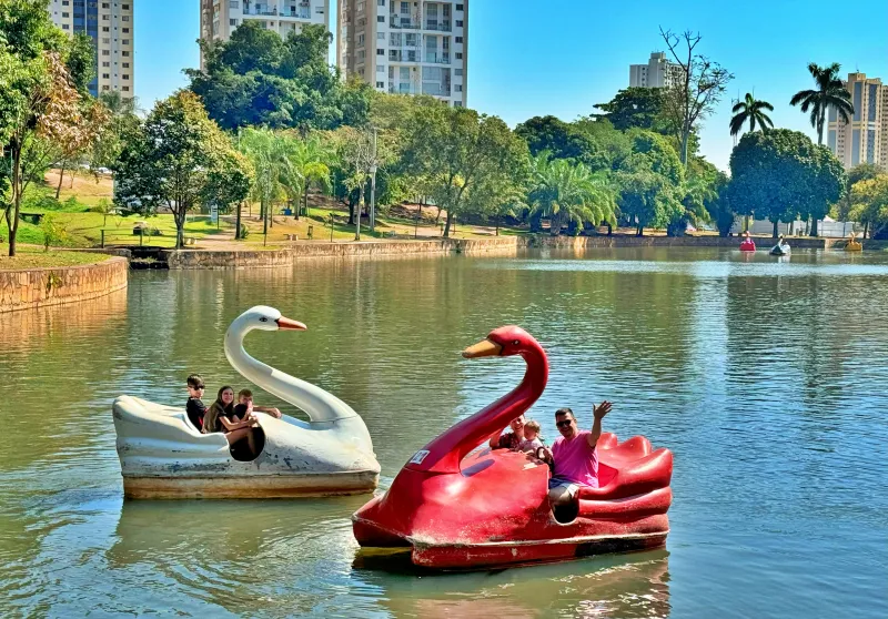 Crianças do Vamos Por Aí brincando de pedalinho no Lago das Rosas, ótima opção de o que fazer em Goiânia com crianças