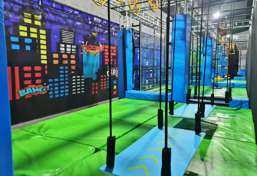 Criança brincando no circuito ninja do Space Jump, atração perfeita para quem busca onde levar as crianças em Goiânia para gastar energia