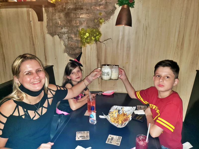 Brinde com cerveja espumosa no Vassoura Quebrada, restaurante temático para crianças em São Paulo inspirado no universo Harry Potter