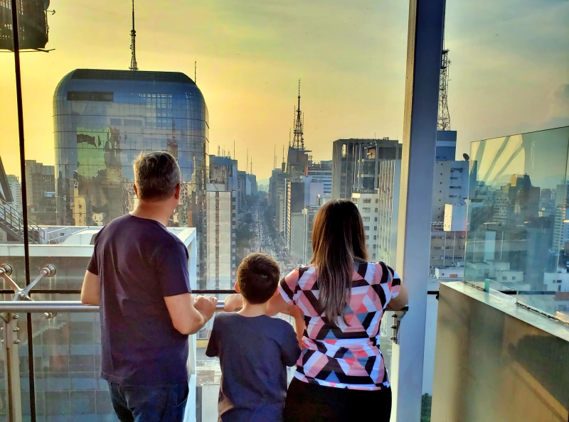 Família no mirante do Sesc Avenida Paulista durante roteiro em São Paulo com crianças