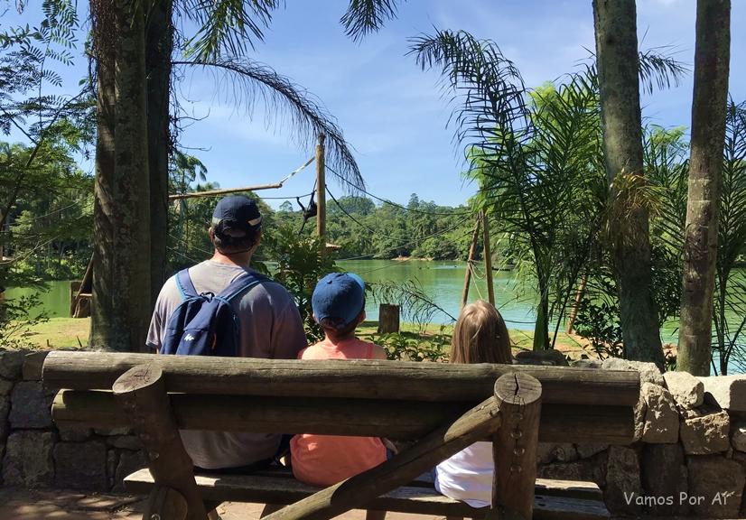 Zoológico de São Paulo, Miranda, Silvia e Gabriel observando o lago com os macacos