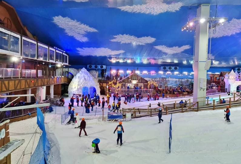 Panorama do parque Snowland em Gramado, com visão da Montanha de Neve e atrações internas