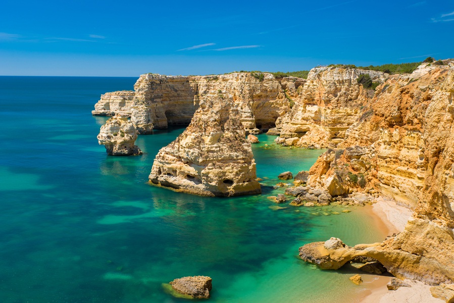 Praias do Algarve em Portugal, belíssima praia com falésias e mar azul
