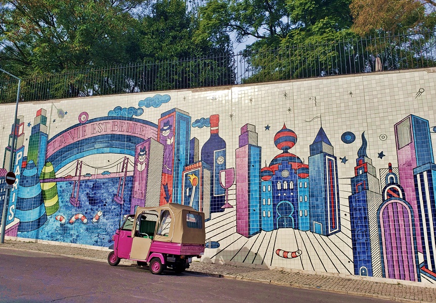 onde fica o painel de azulejos com grafite em Lisboa, como é o passeio de tuk tuk em Lisboa