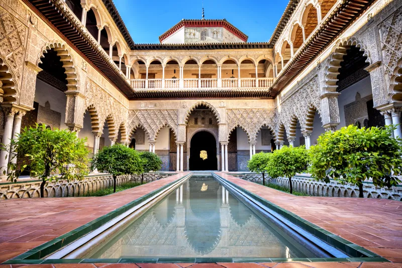 Real Alcázar de Sevilha com seus pátios e jardins, uma das principais atrações que não pode ficar de fora de seu roteiro em Sevilha
