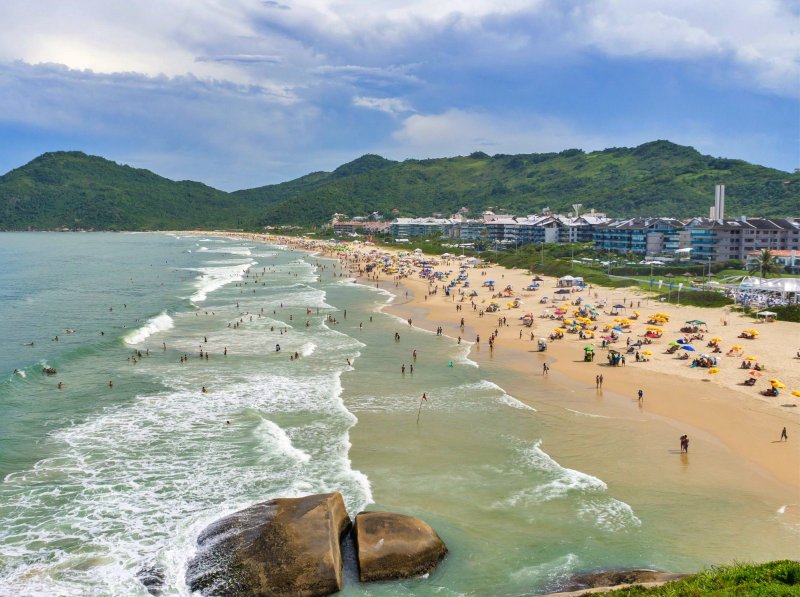 Florianópolis destino para viajar em abril, praia em abril