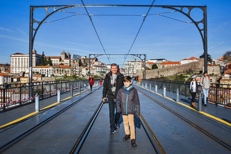 Biel e Miranda do Vamos Por Aí durante um tour fotográfico no Porto, um dos melhores passeios da cidade. ensaio fotográfico no Porto em Portugal, roteiro 3 dias porto, roteiro 4 dias porto