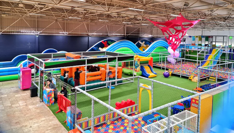 Criança brincando no Morumbi Park, uma ótima opção indoor para quem busca onde ir com crianças em São Paulo em dias de chuva ou calor.
