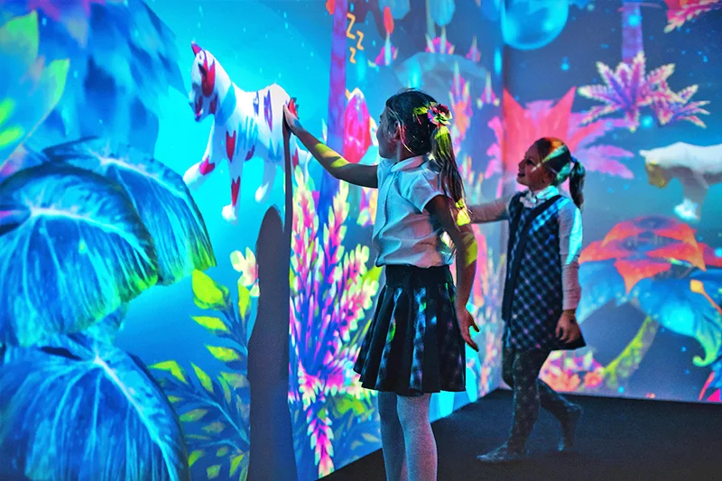 Crianças brincando no Hello Park, um parque multimídia - um dos crianças em São Paulo melhores passeios para crianças em São Paulo