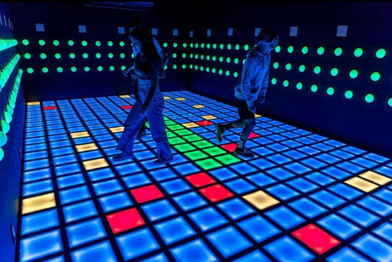 Crianças e adolescentes se divertindo no Arcade Haus, fliperama imersivo em São Paulo – dica de o que fazer em São Paulo com crianças e adolescentes.