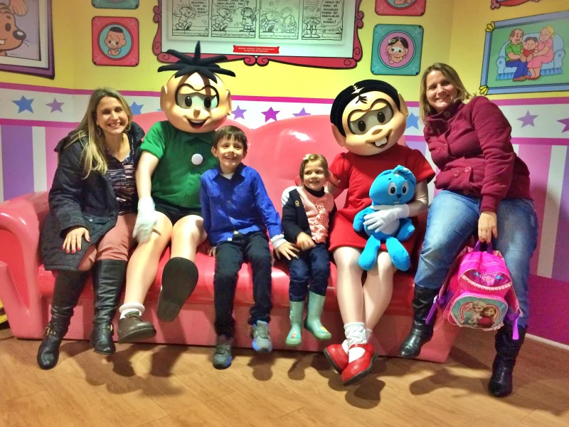 Família Vamos Por Aí com personagens da Turma da Mônica no Parque da Mônica – exemplo de o que fazer em São Paulo com crianças para um dia de diversão em família.