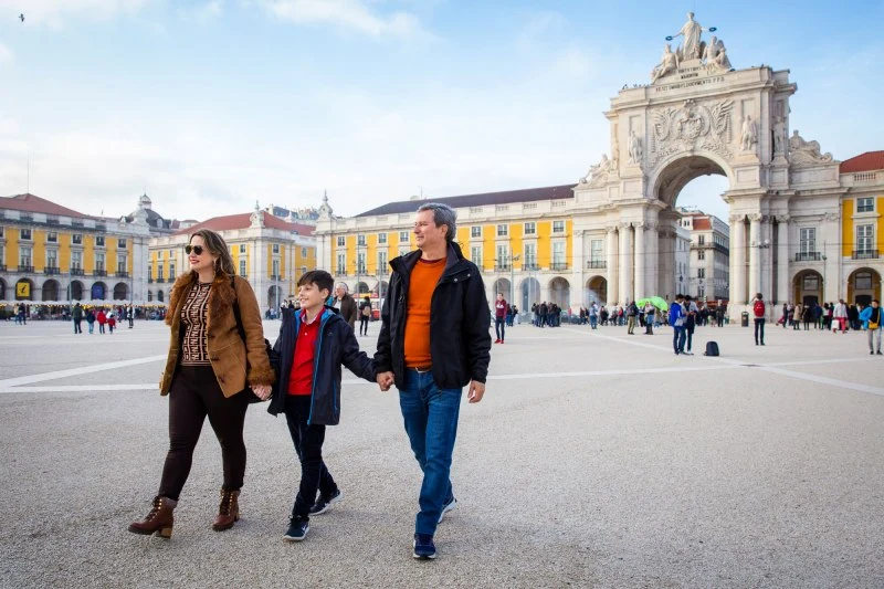 Carol Gabriel e Miranda do Vamos Por Aí caminhando pelo centro histórico de Lisboa, Portugal. Um dos lugares visitado no roteiro de 7 dias em Lisboa