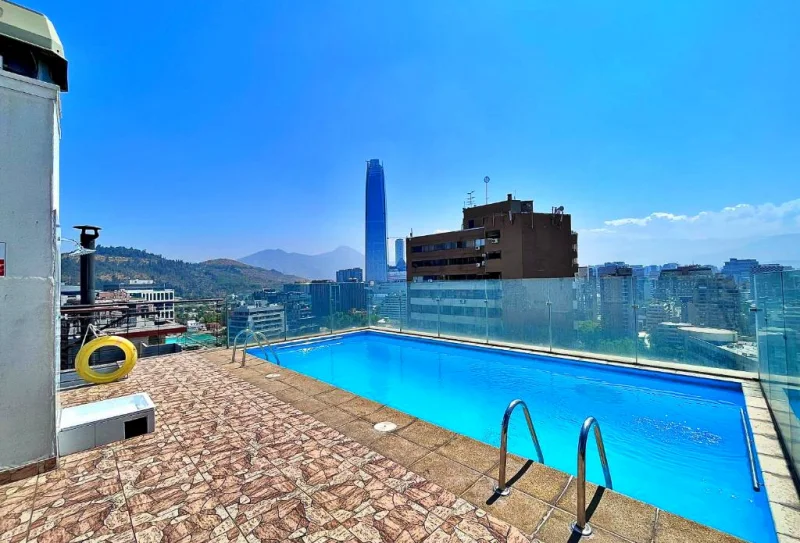 Fachada dos Apartamentos City Centro Los Leones em Santiago do Chile, com arquitetura moderna e entrada bem sinalizada