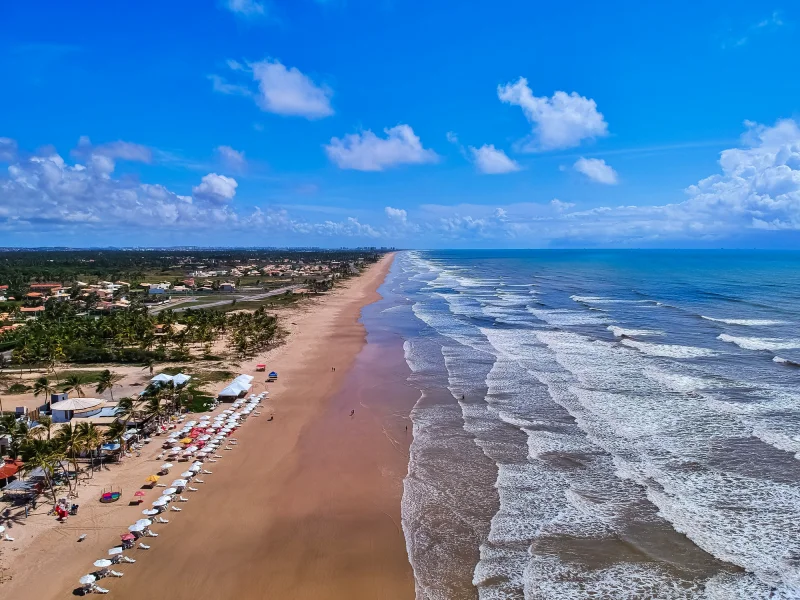 Vista aérea da Praia do Refúgio em Aracaju, dica de para onde viajar em novembro no Brasil.