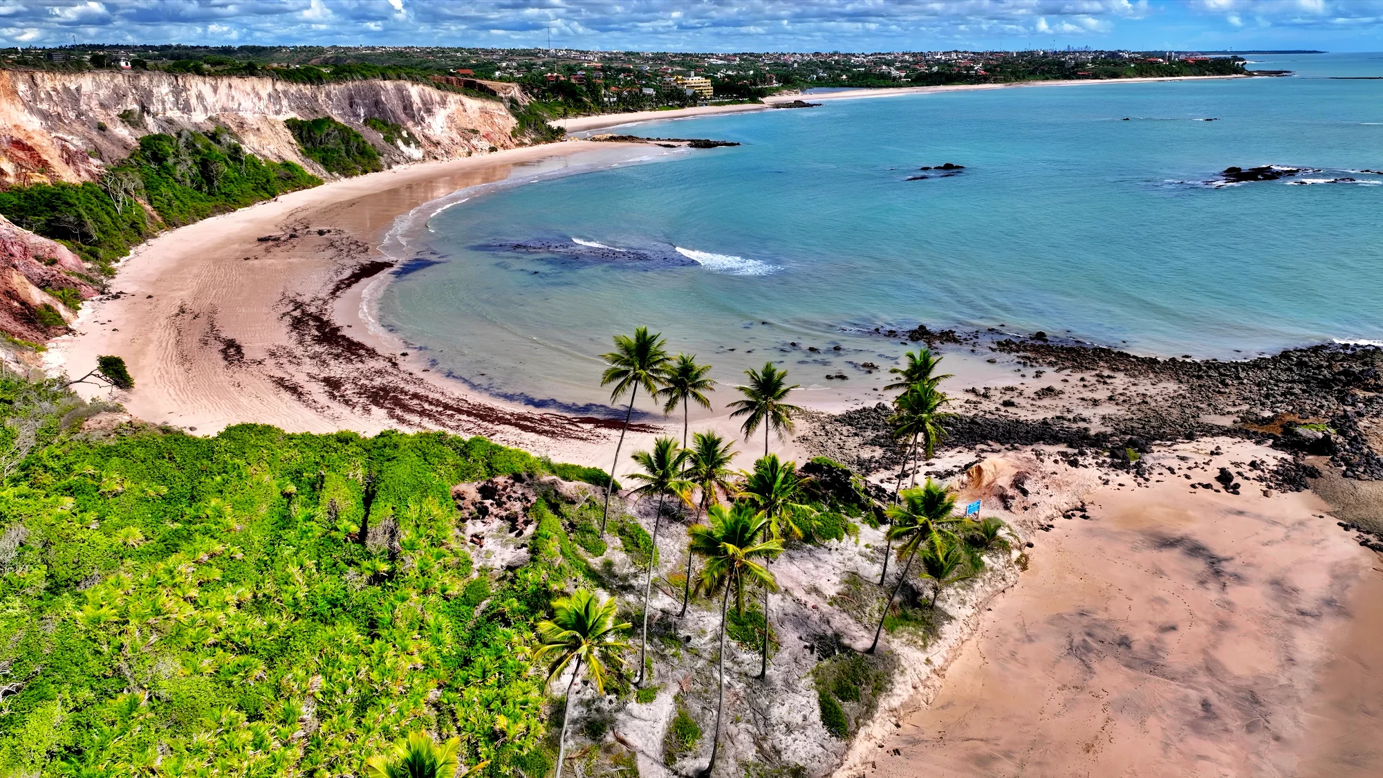 Praia de Tabatinga em João Pessoa, um dos melhores lugares para viajar em novembro no Brasil.