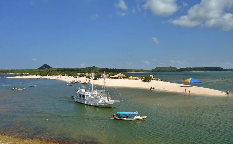 Alter do Chão no Pará, um dos melhores destinos para viajar em novembro no Brasil, com praias de rio e paisagens amazônicas.