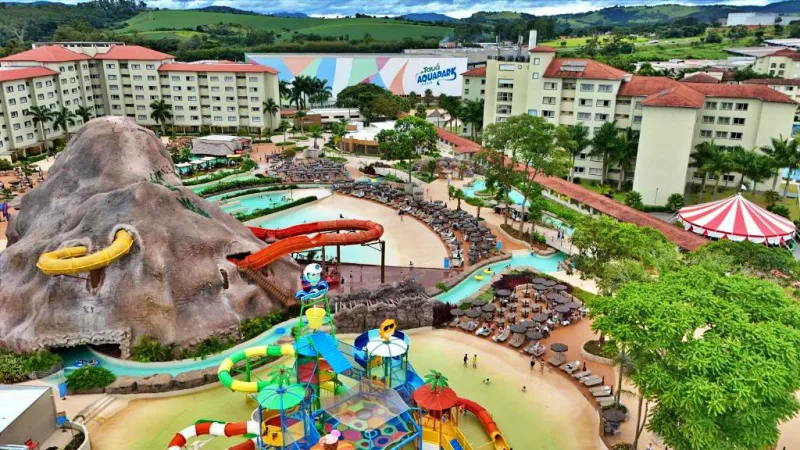Piscinas e toboáguas do Tauá Resort Atibaia – opção perfeita para quem busca lazer e diversão entre os destinos de praia e natureza para onde viajar em novembro no Brasil.