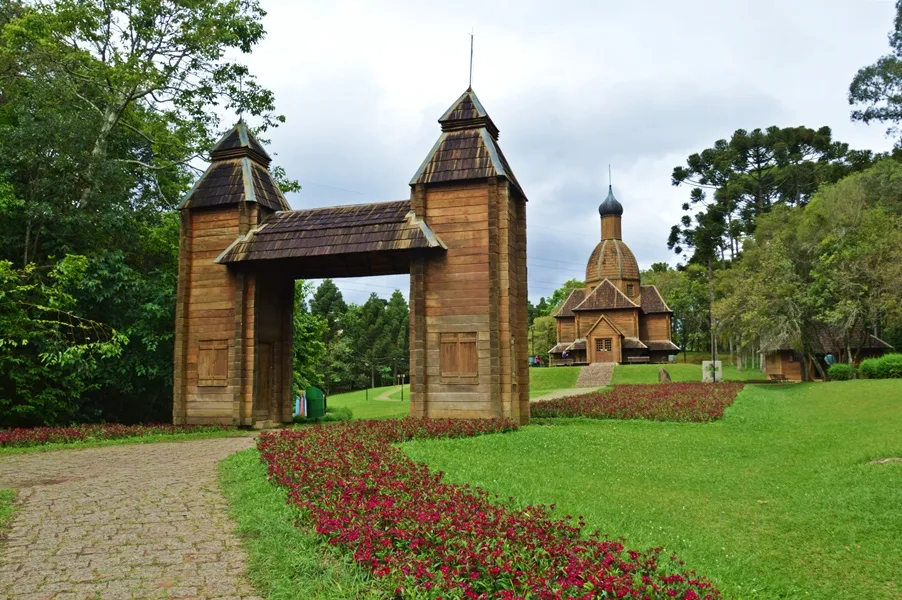 Memorial Ucraniano em Curitiba (PR), com arquitetura típica e jardim florido ao redor — um dos pontos turísticos mais emblemáticos da capital paranaense