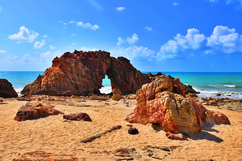 Pedra Furada em Jericoacoara, Ceará, iluminada pelo sol em um dia claro — uma das paisagens mais famosas para quem busca praia em setembro no Brasil