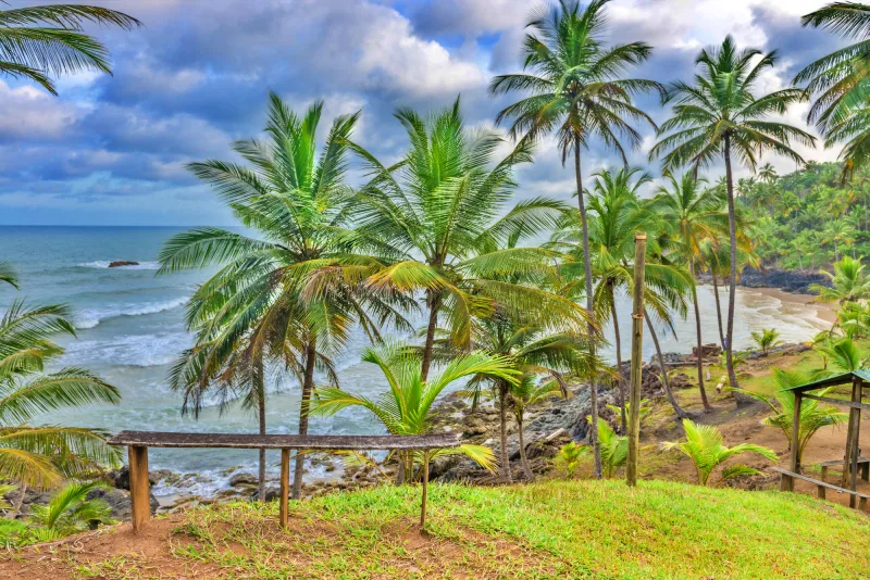 Praia de Itacaré na Bahia com mar azul e muitos coqueiros ao redor - um dos melhores destinos para curtir praia em setembro