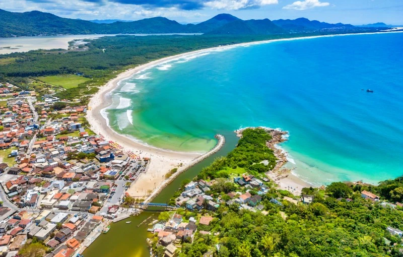 vista aérea da Barra da Lagoa e da Lagoa da Conceição em Florianópolis, destino para curtir praia em março