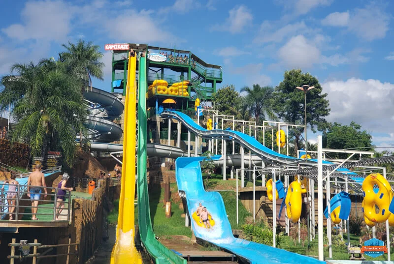 Toboáguas do parque Thermas dos Laranjais em Olímpia, um dos destinos com pouca chuva em julho no Brasil. Kamicase no Thermas dos Laranjais em Olímpia