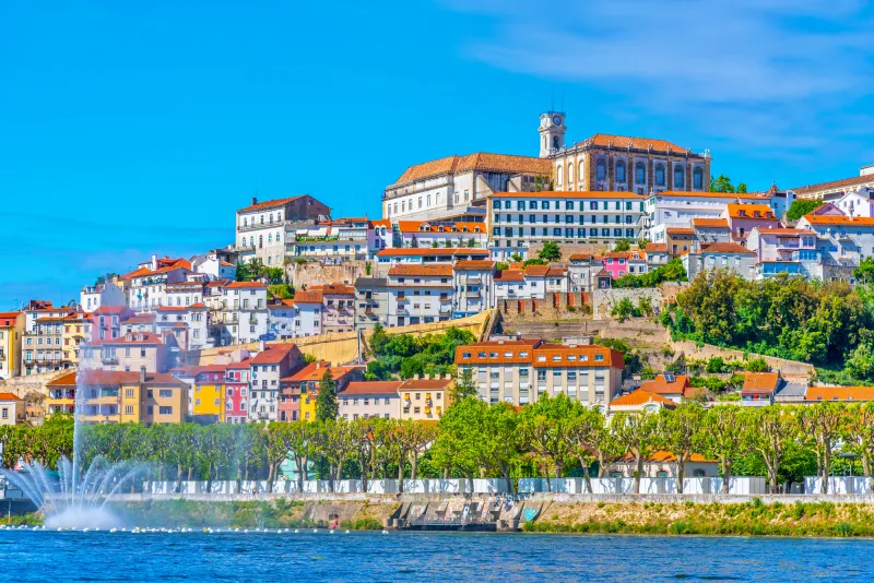 Vista panorâmica de Coimbra, uma das cidades históricas e melhores lugares para visitar em Portugal.