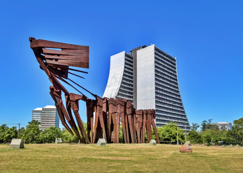 Monumento aos Açorianos deve ser conhecido numa viagem a Porto Alegre