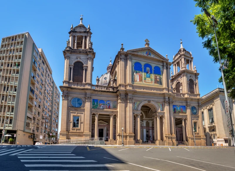 Catedral de Porto Alegre, parte importante do turismo em Porto Alegre