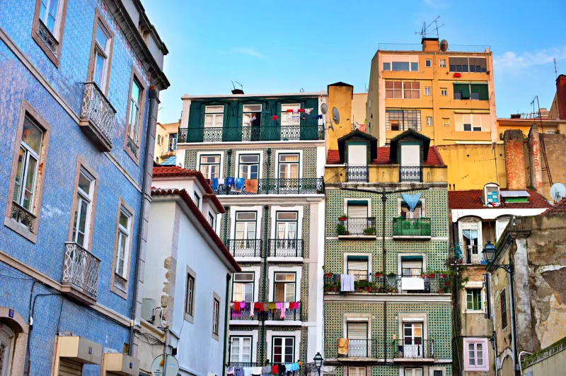 Casinhas e prédios históricos coloridos no Bairro de Alfama, em Lisboa, Portugal.