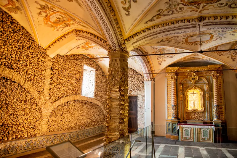 nterior da Capela dos Ossos em Évora, um dos principais destinos turísticos de Portugal.