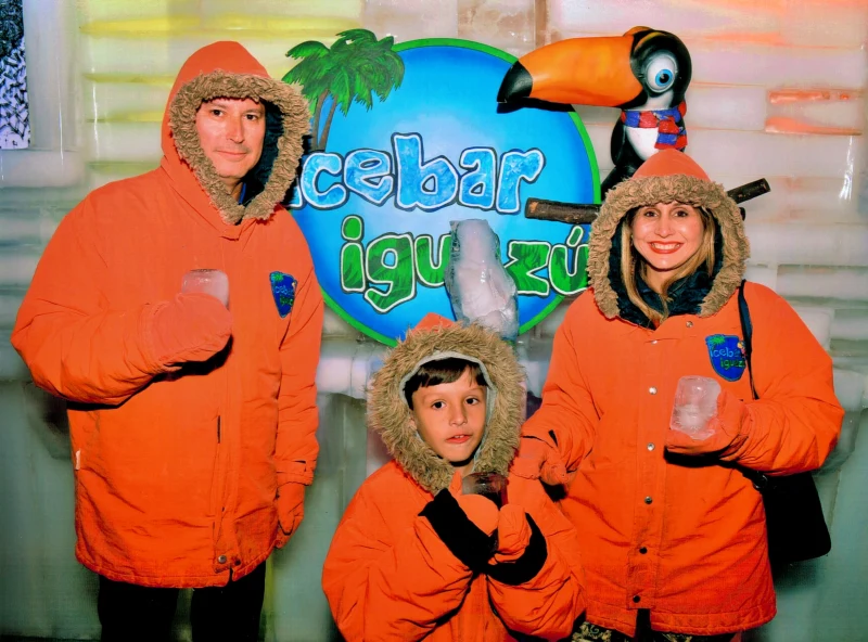 Icebar Iguazú – bar de gelo com luzes coloridas e esculturas congeladas