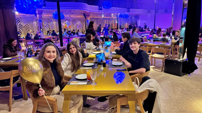 GATZZ local para comer fondue em Gramado assistindo show estilo Brodway