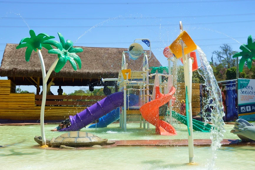 Vista geral do Arca Parque em Trindade com área verde e piscinas do Arca Parque