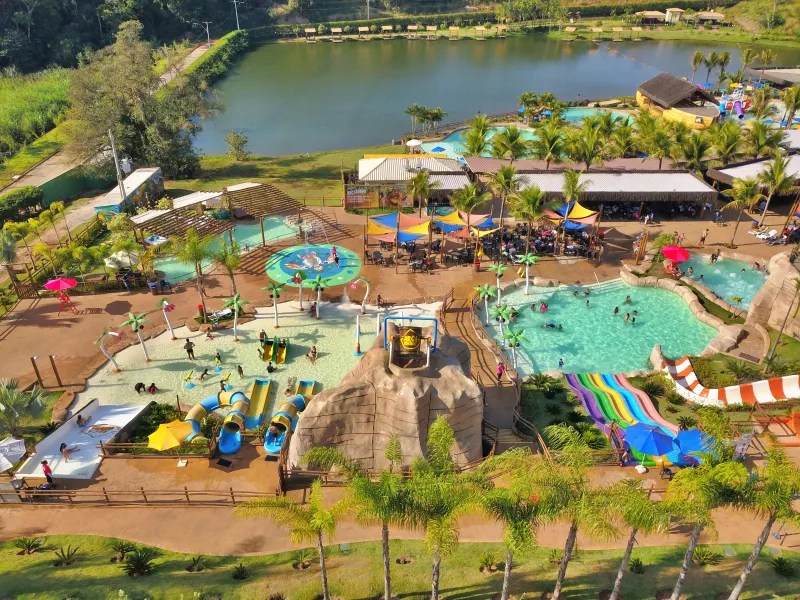 Vista geral do Arca Parque em Trindade com área verde e piscinas