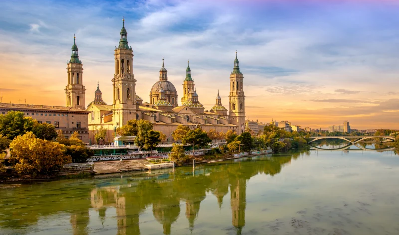 Basílica de Nossa Senhora do Pilar em Zaragoza, destaque do turismo religioso na Espanha
