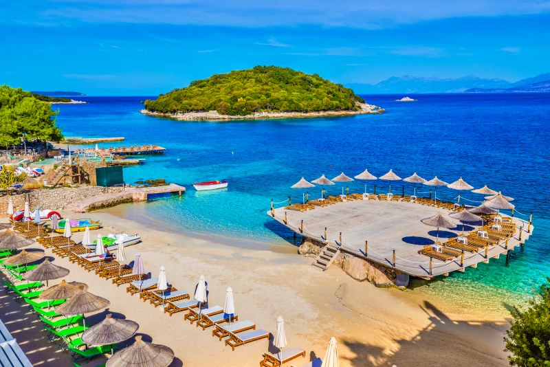 Praia em Ksamil com mar cristalino e cenário paradisíaco, um dos destinos de verão na Europa que mais cresce em popularidade