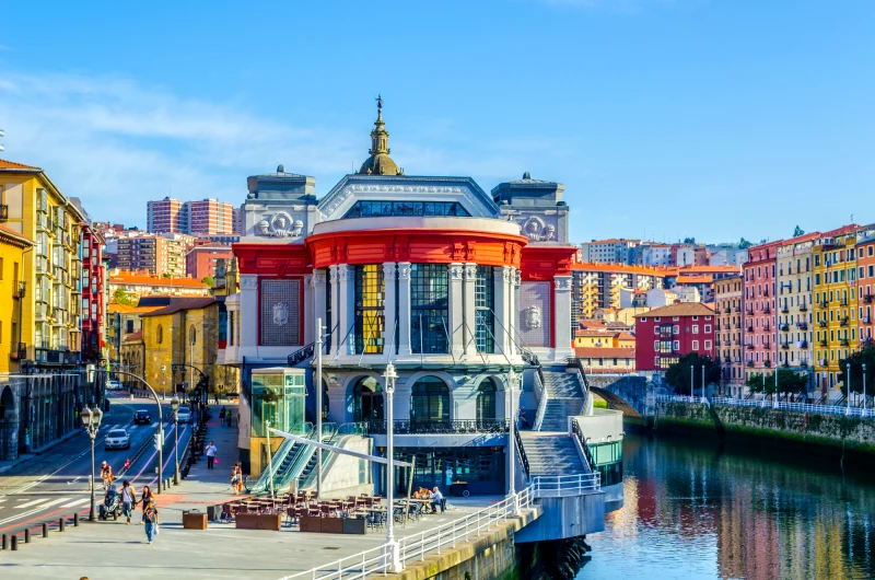 Museu Guggenheim em Bilbao, destaque cultural um ícone do turismo na Espanha