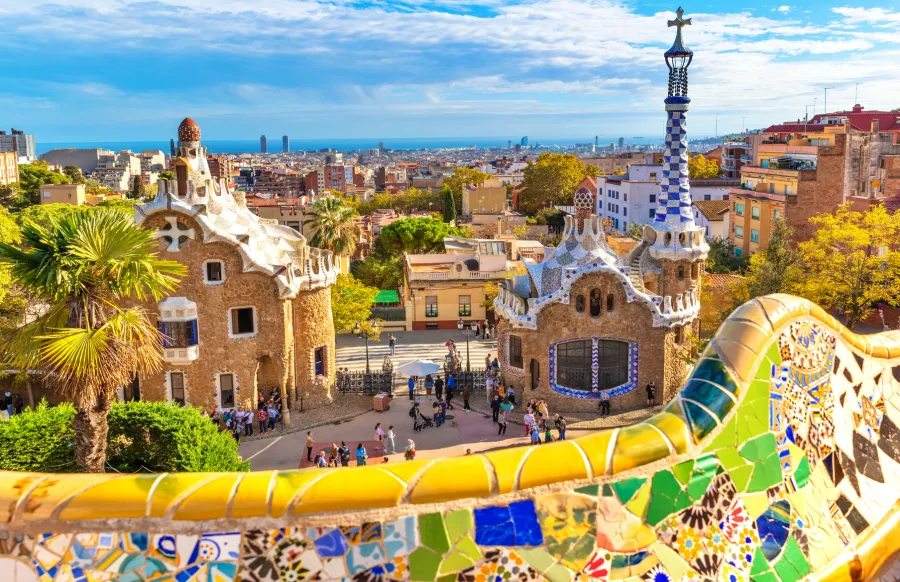 Vista colorida do Park Güell em Barcelona, atração imperdível na viagem para a Espanha