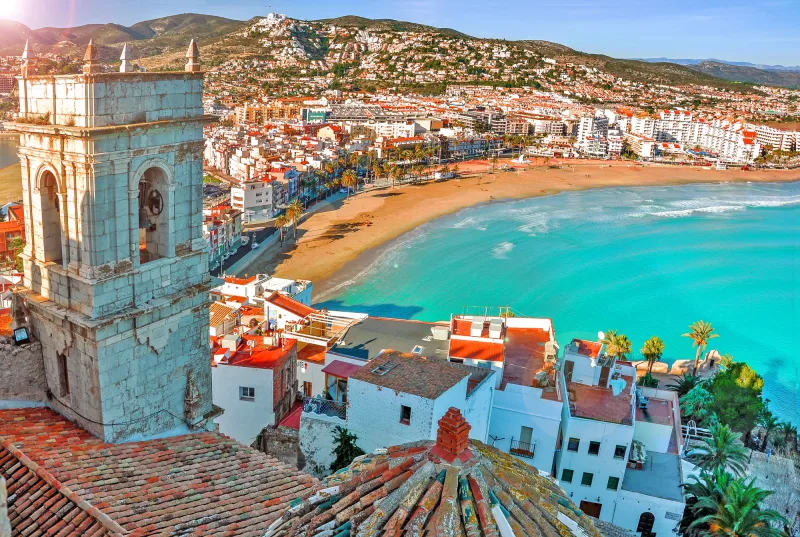 Vista do mar a partir do castelo de Peníscola em Valência, Espanha — um dos lugares mais bonitos para visitar