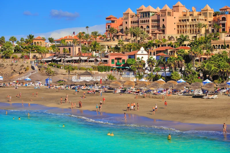 Família aproveitando as férias na praia das Ilhas Canárias, um dos destinos ideais na Espanha para viajar com crianças