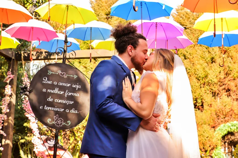 Casal recém casados se beijando no Jardim do Amor, um dos lugares românticos em Gramado perfeito para casamento e pedidos especiais.