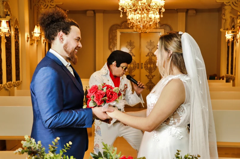 Casal se casando com cerimônia temática conduzida por Elvis no Casamento dos Sonhos, em Gramado.