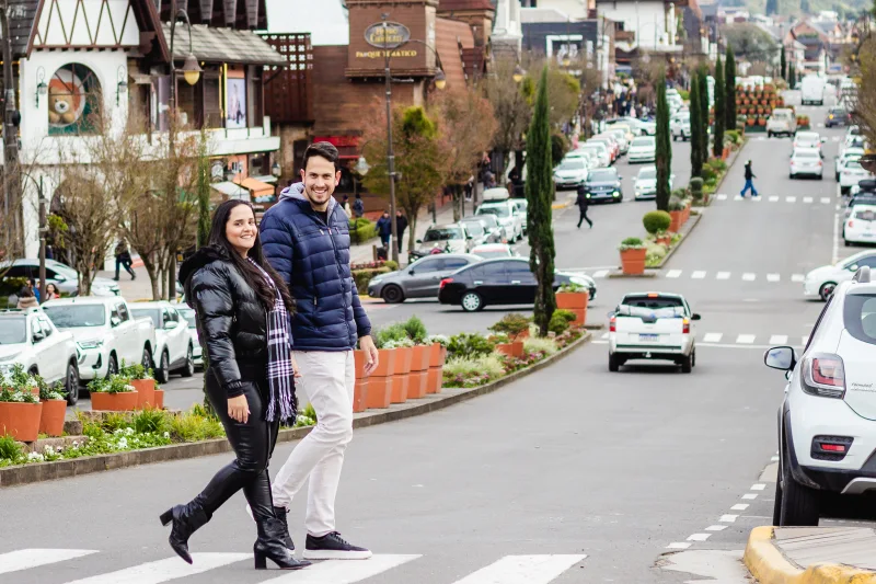 Casal fazendo ensaio fotográfico na Avenida Borges de Medeiros durante viagem a dois em Gramado.