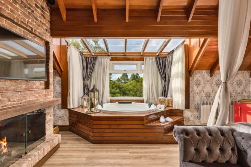Quarto com hidromassagem no Hotel Valle D’incanto, um dos hotéis românticos em Gramado ideal para uma viagem a dois.