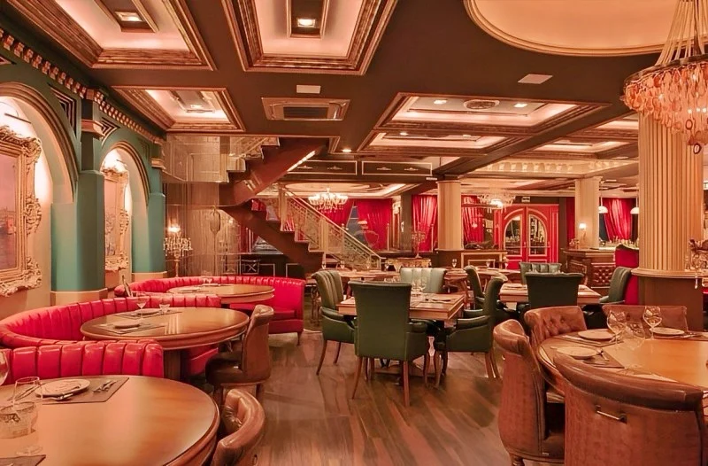 Interior do restaurante George III em Gramado, com decoração elegante e atmosfera ideal para um jantar romântico.