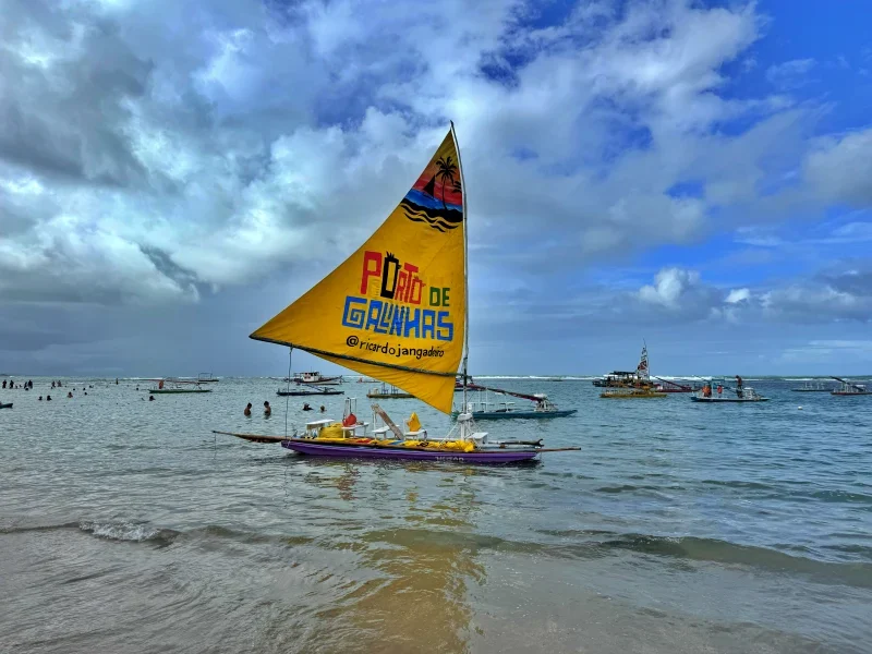 Passeio de jangada em dia ensolarado – melhores passeios em Porto de Galinhas