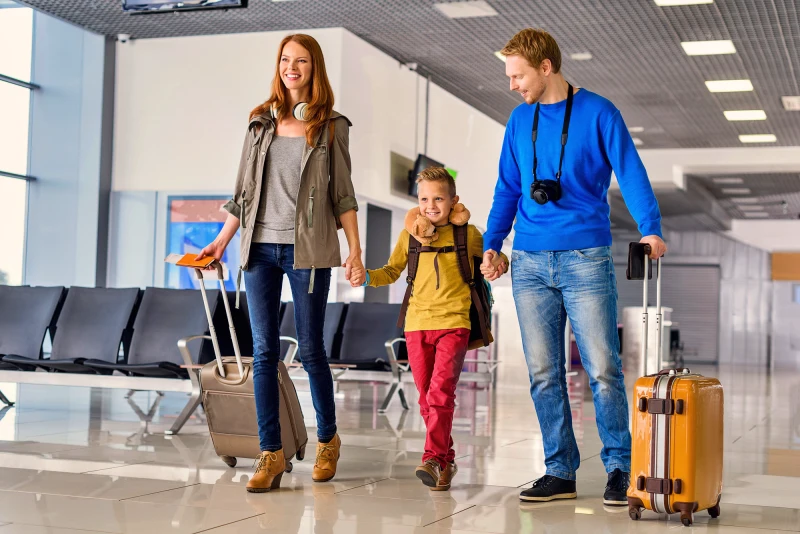 viagem para família, família no aeroporto viajando, seguro viagem para família
