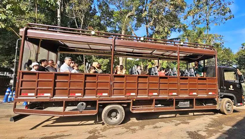 Caminhão do passeio no Simba Safari São Paulo